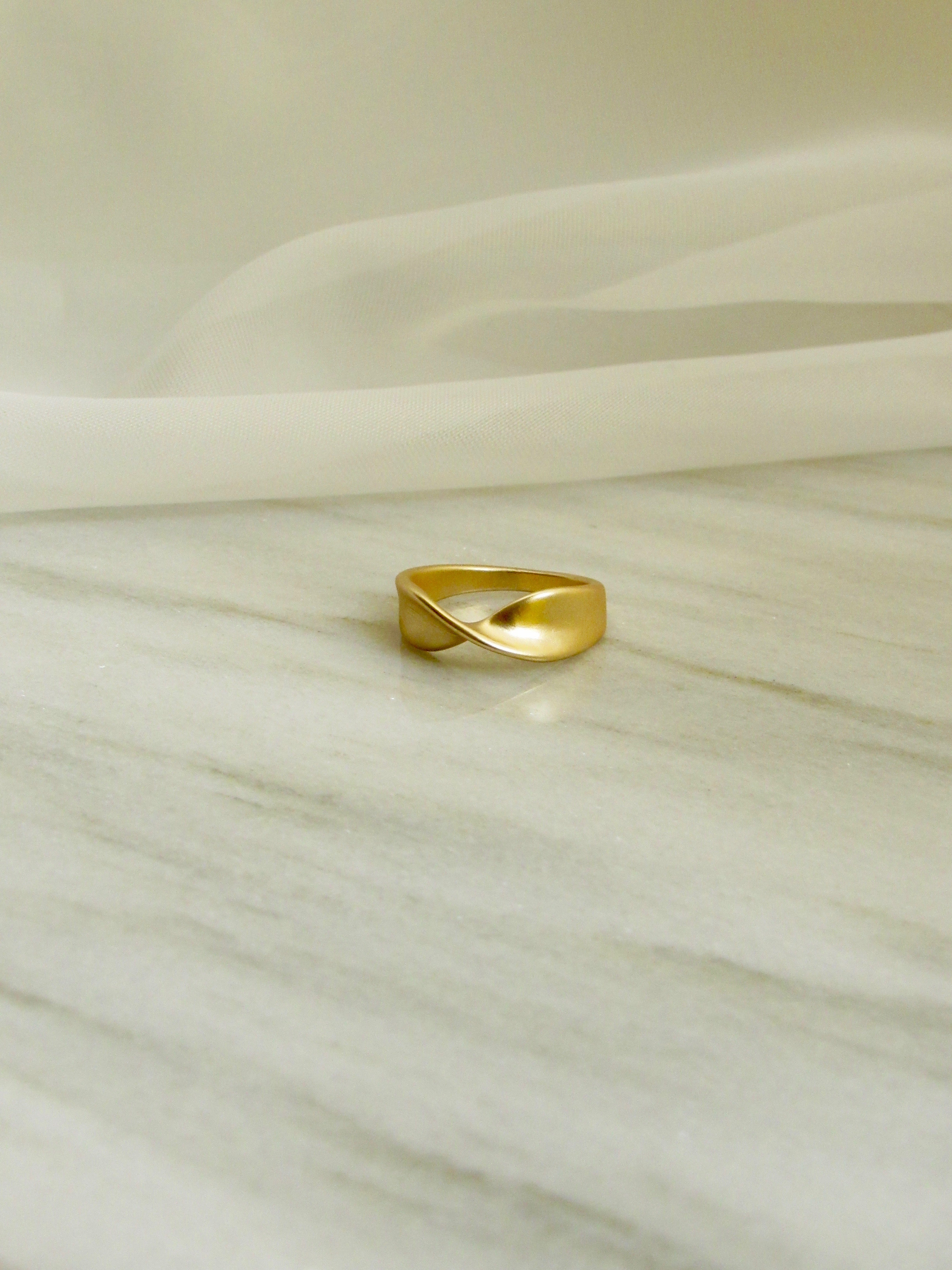 Gold Twist Ribbon Ring