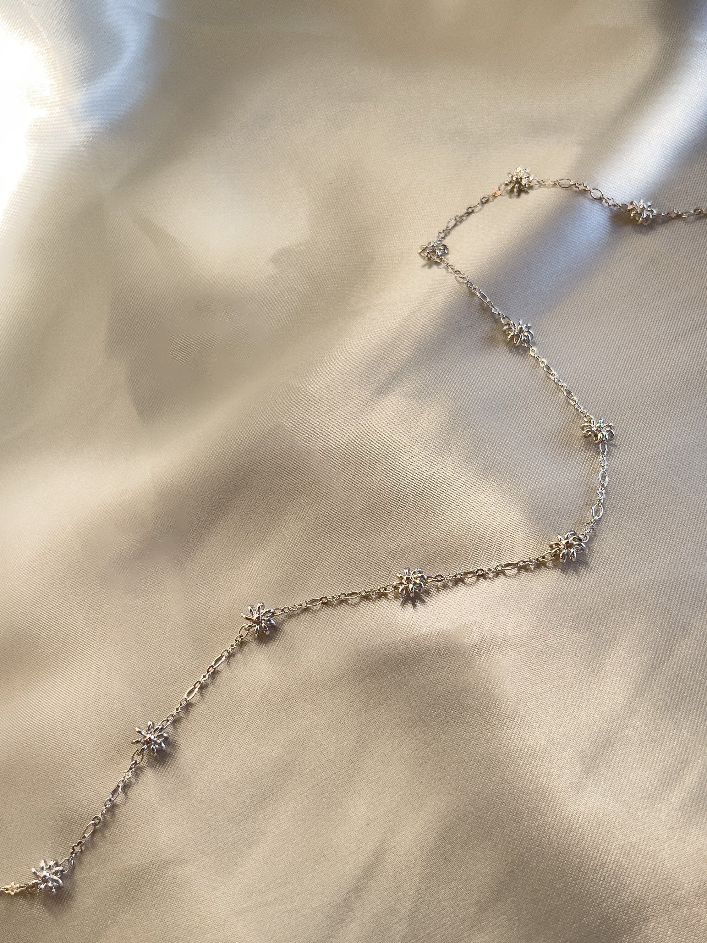 Little Flower 18k White Gold Dainty Chain Necklace