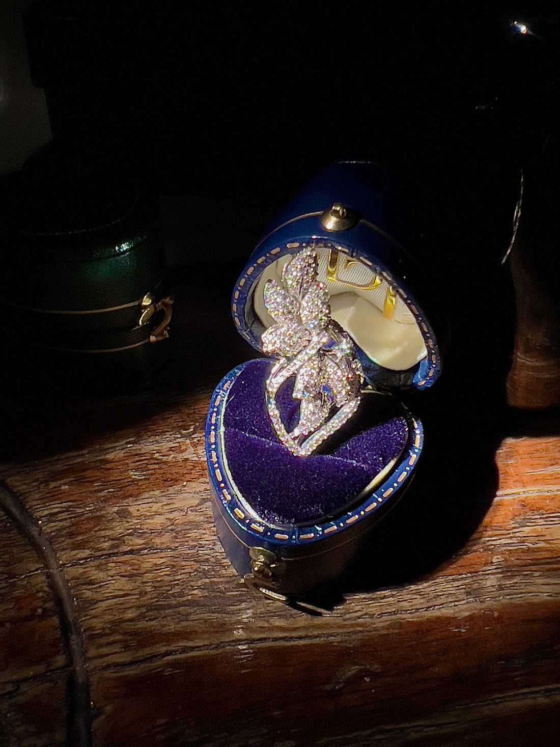 Art Nouveau Leaf Petals 18k White Gold Natural Petite Diamonds Pendant