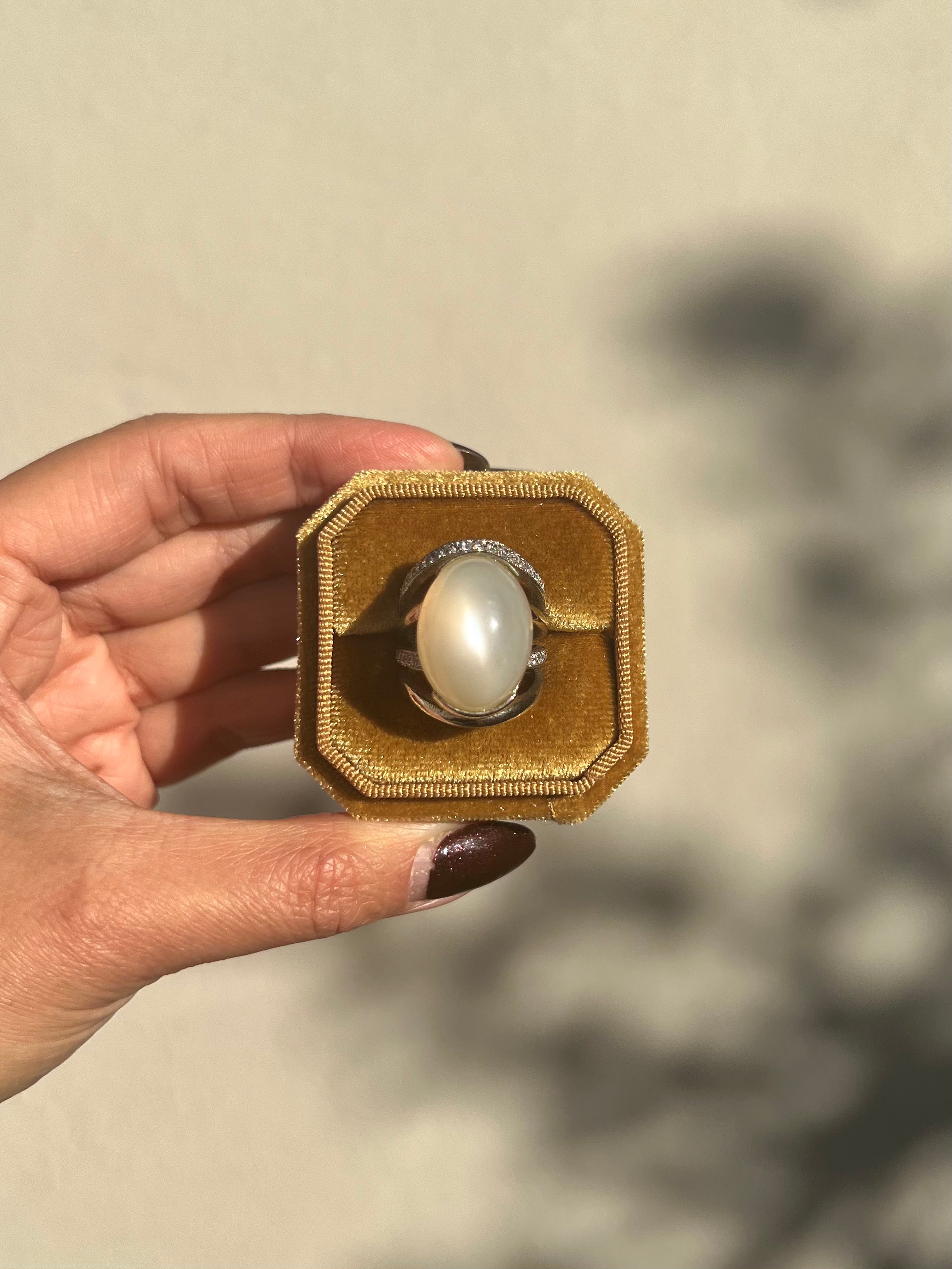 28 Carats Chatoyant Cat Eye’s White Moonstone Silver Ring