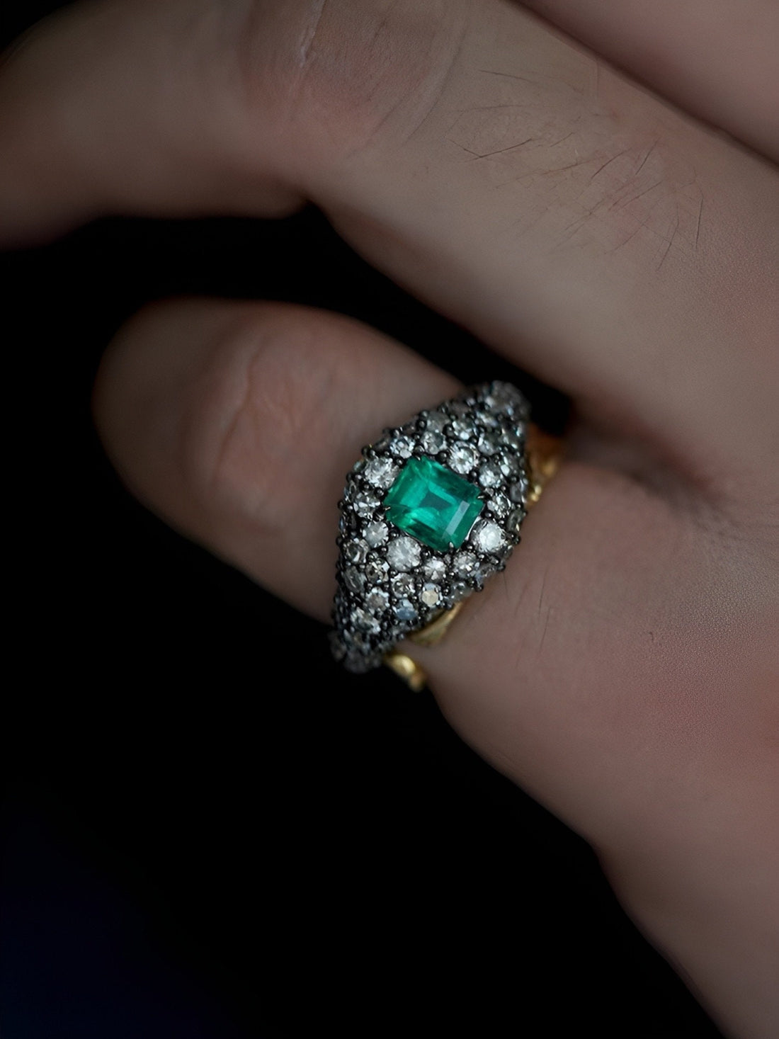 18k Solid Gold Natural emerald & diamonds ring
