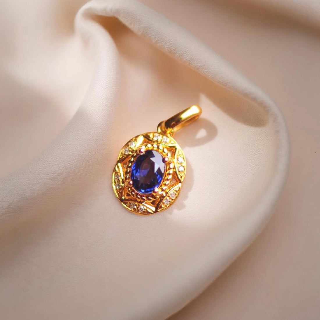 18k Solid Gold Sapphire Pendant with Diamonds