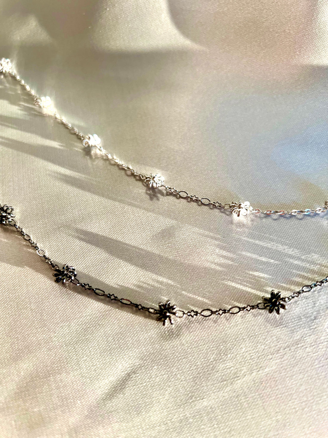 Little Daisies White Gold Dainty Chain Necklace
