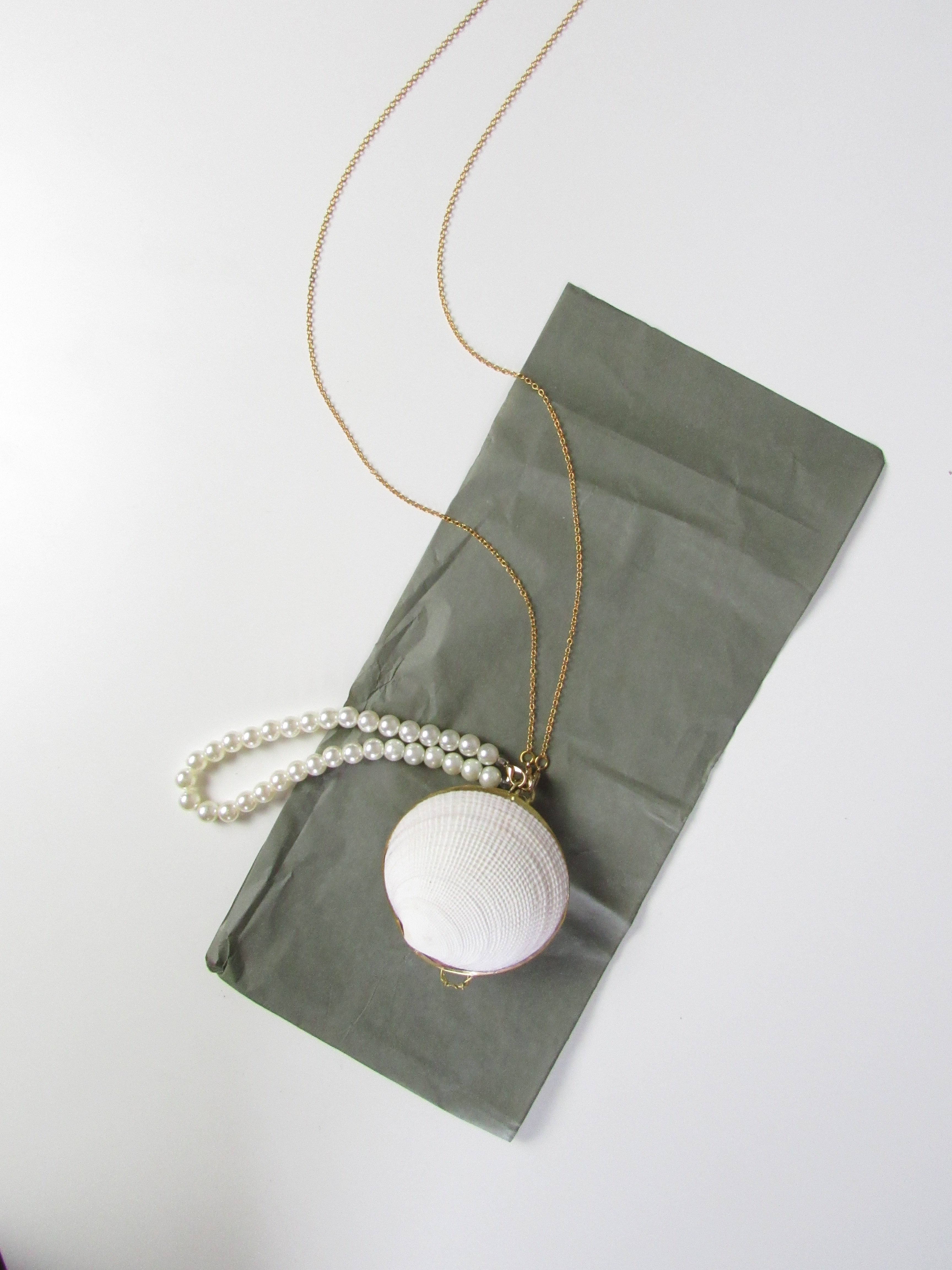 White Seashell Gold Pendant Necklace Purse