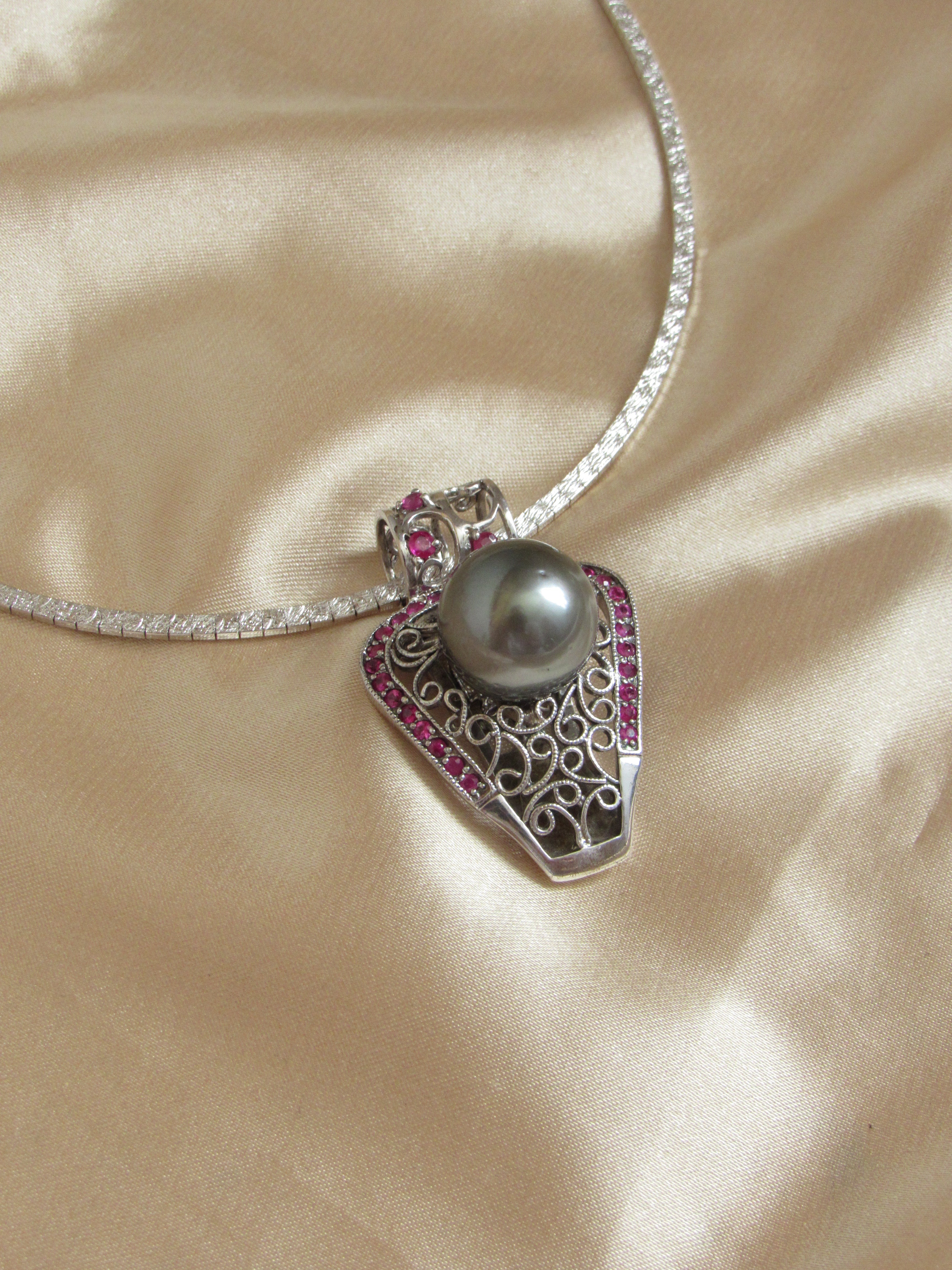Abstract Black Pearl Silver Pendant Necklace