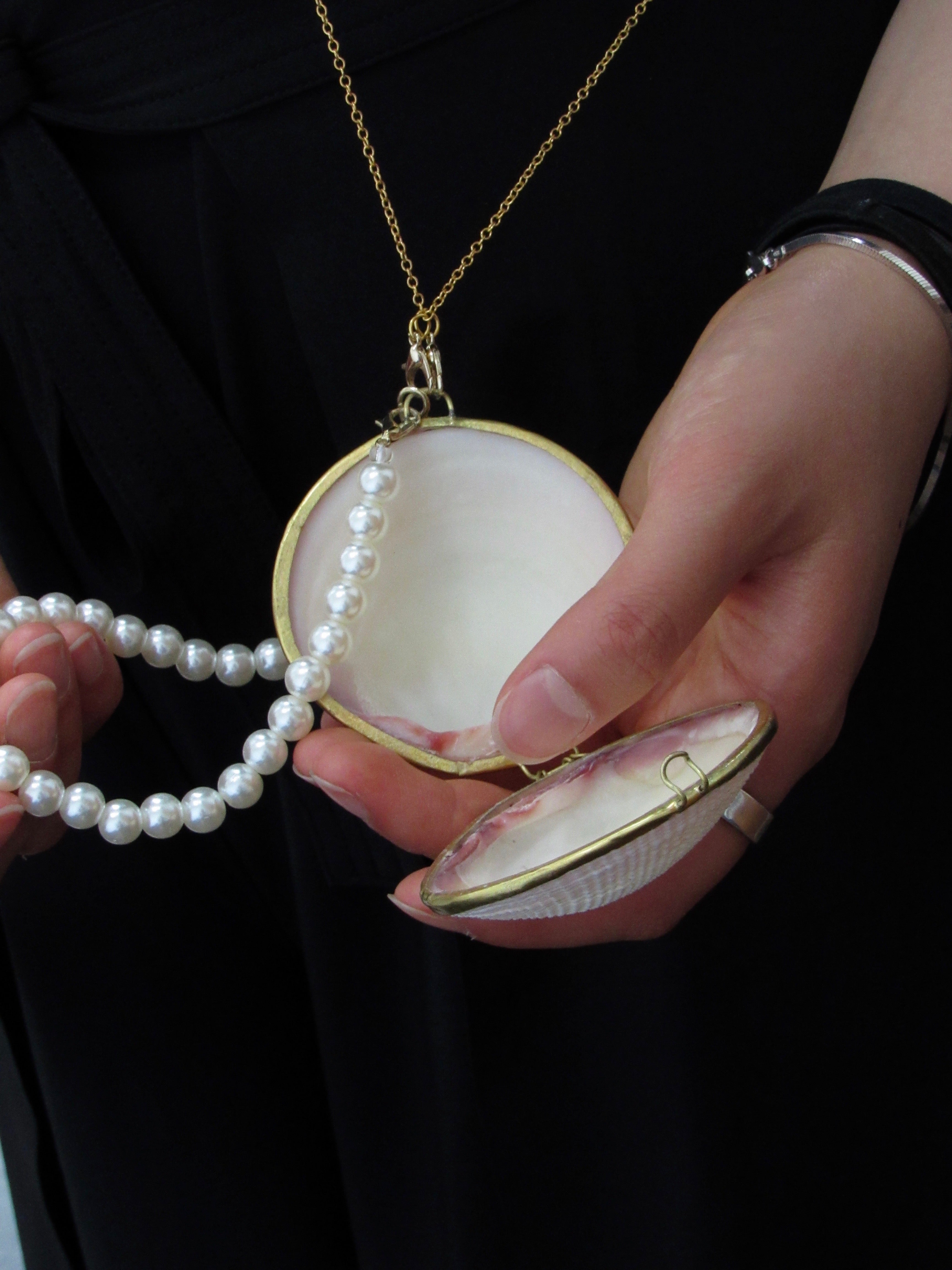 White Seashell Gold Pendant Necklace Purse