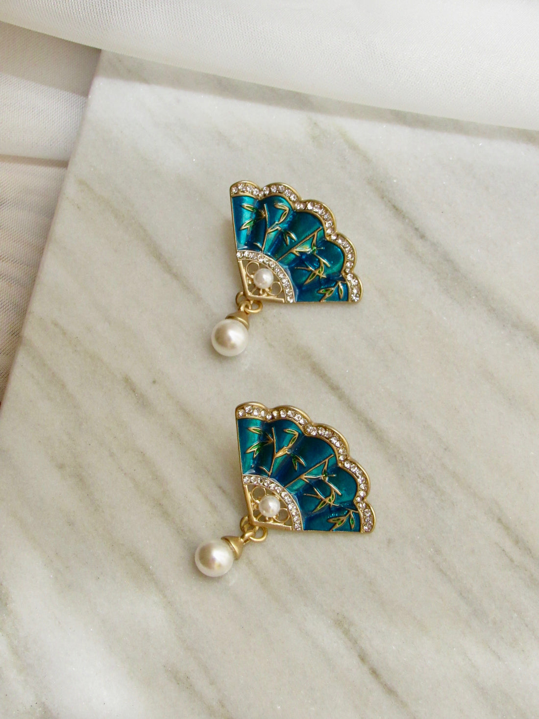 Brisé Fan with Pearl Gold Drop Earrings