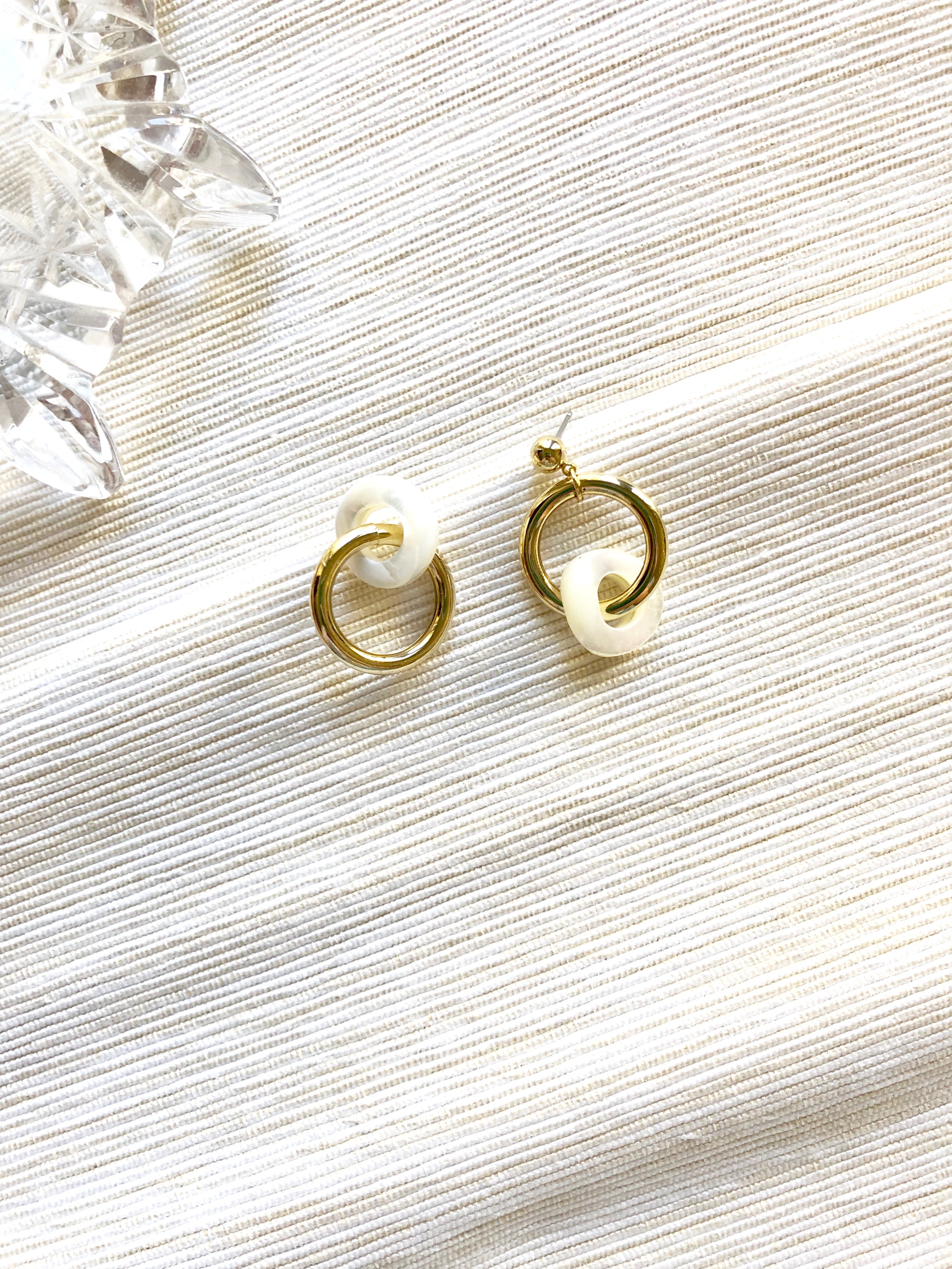 Asymmetrical Interlock Circles Pearl Gold Pierced Earrings