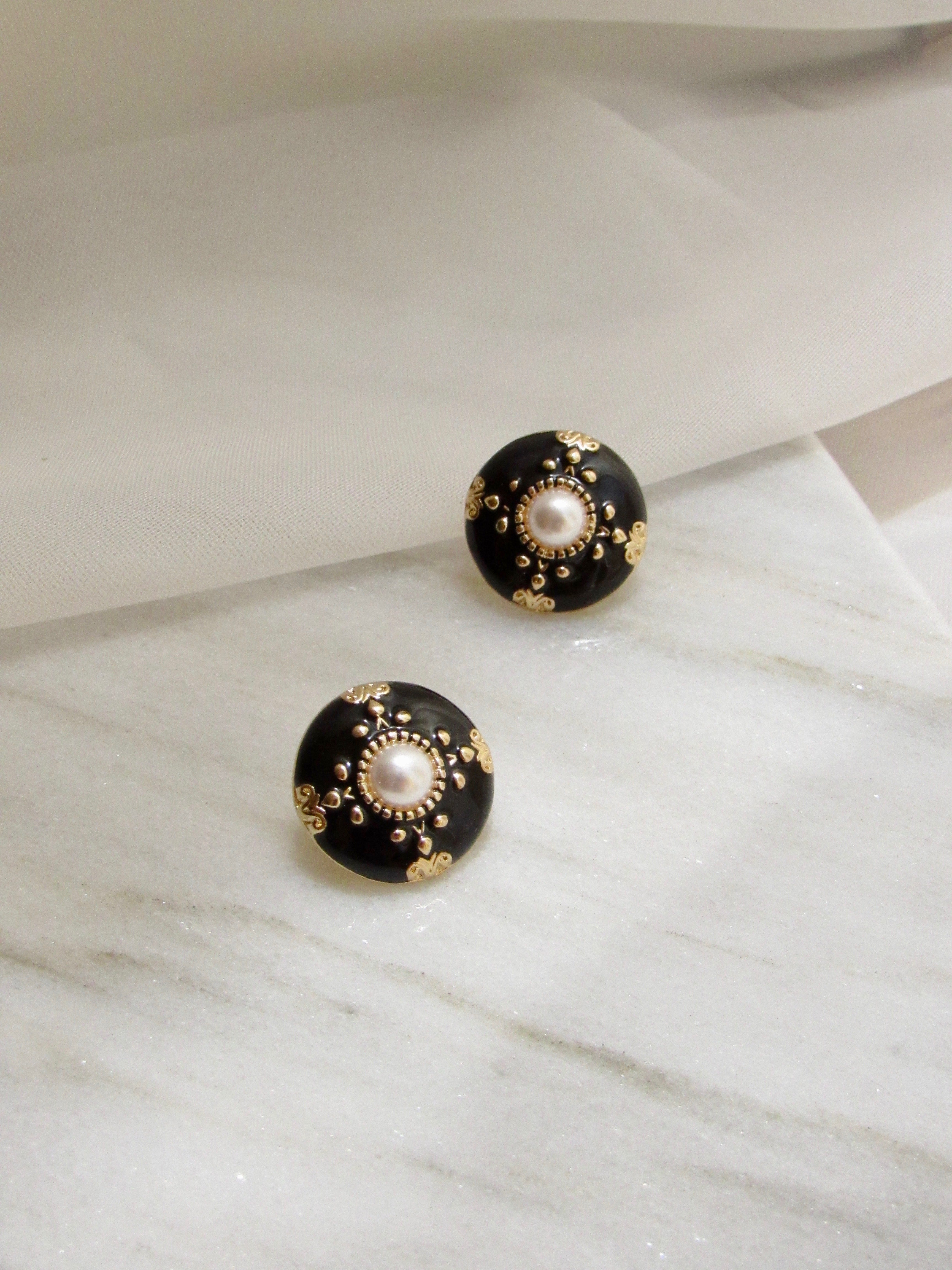 Embed Pearl Black Enamel Gold Stud Earrings