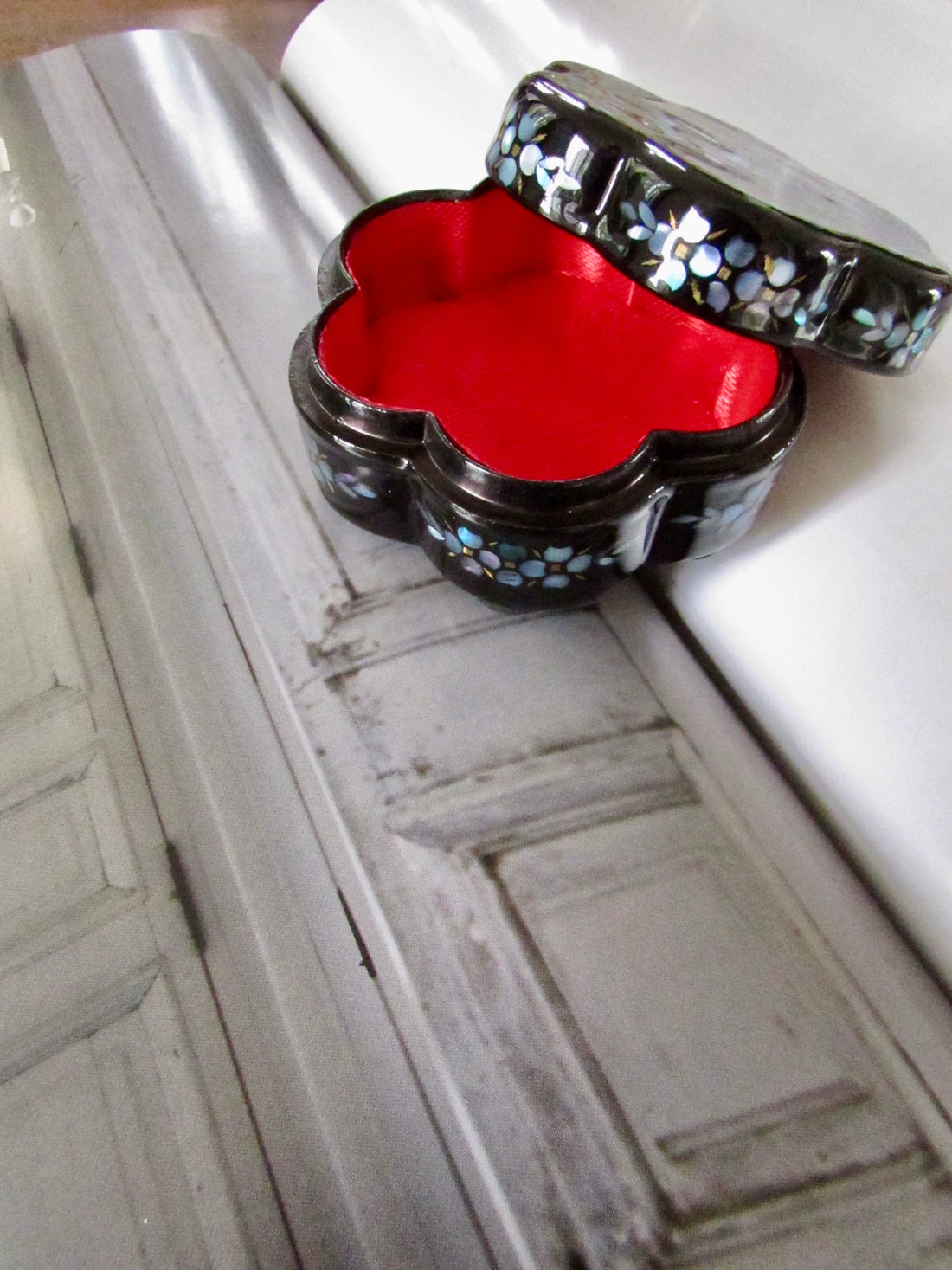 Floral Shape Mother of Pearl Lacquer Trinket box