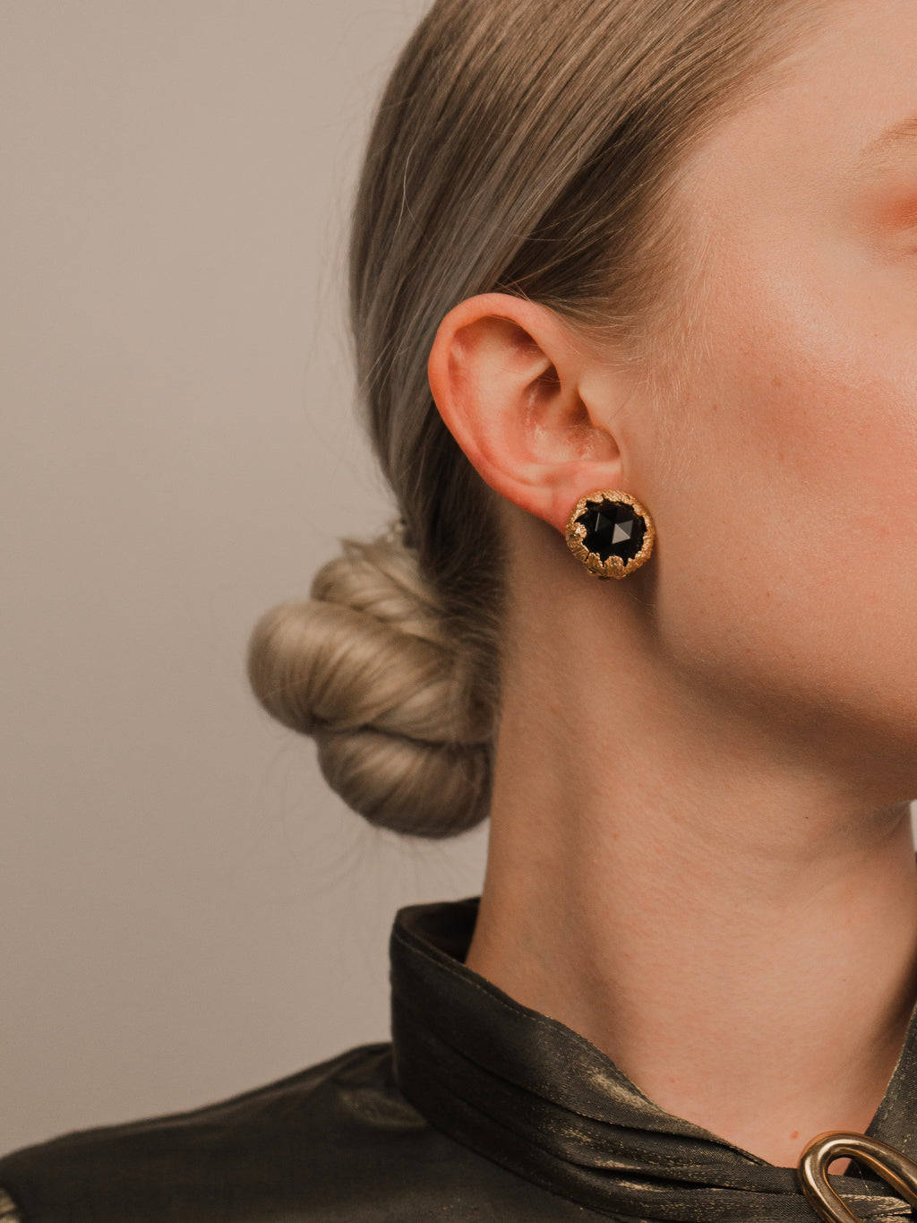 Jenn Embed Black Gold Clip On Earrings