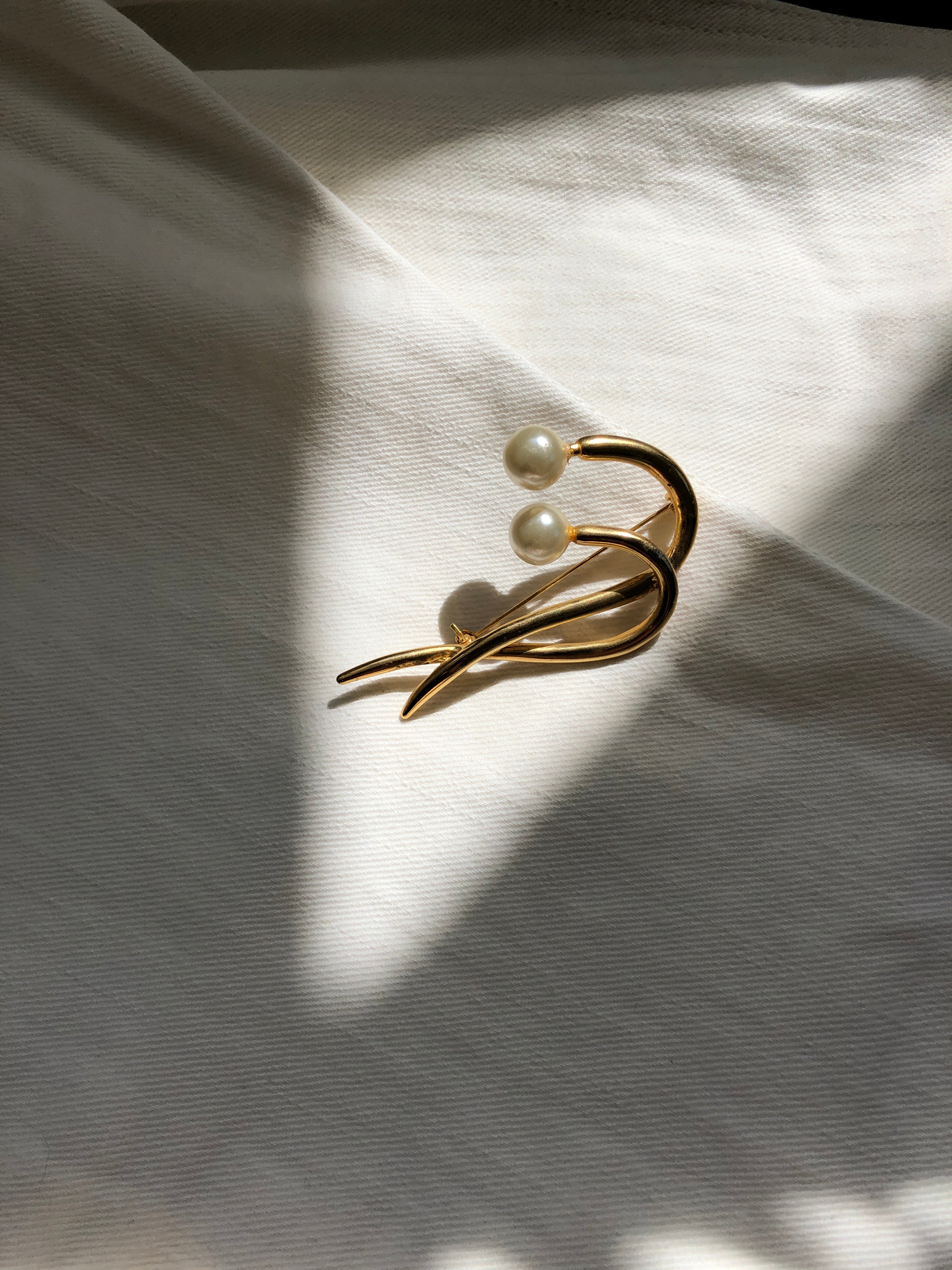 Twin Curves Pearl Gold Brooch Pin