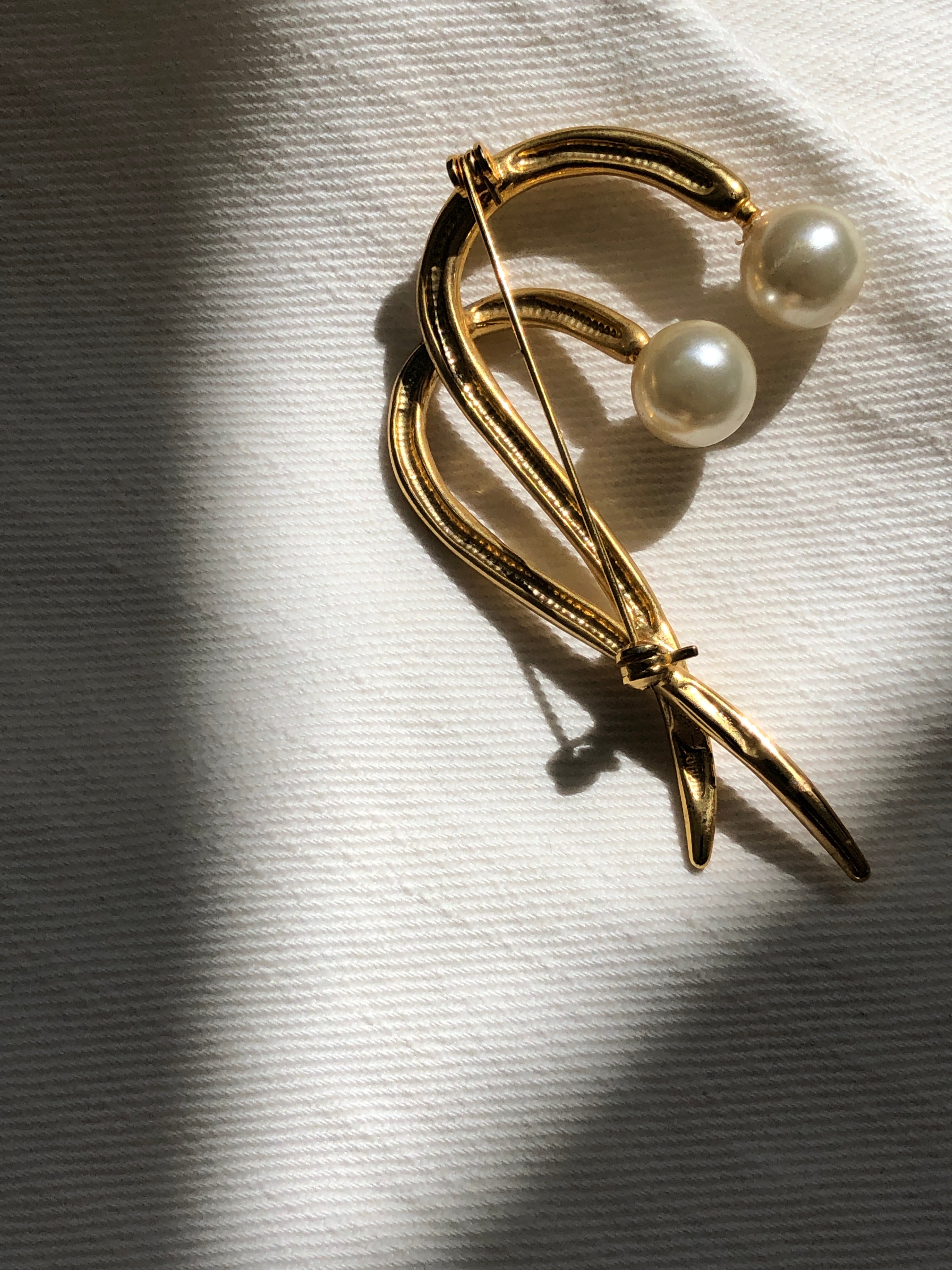 Twin Curves Pearl Gold Brooch Pin