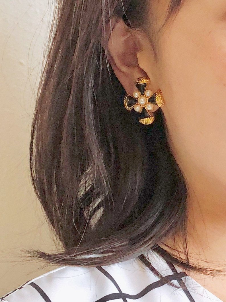 Vintage 80s Black Enamel Pearl Pinwheel Gold earrings
